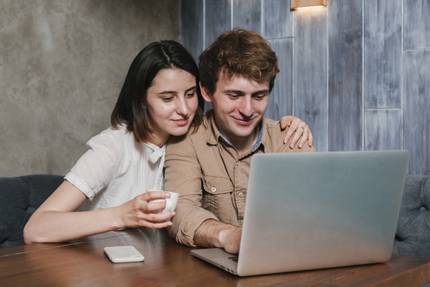 Pareja buscando la mejor cuenta para 2 titulares