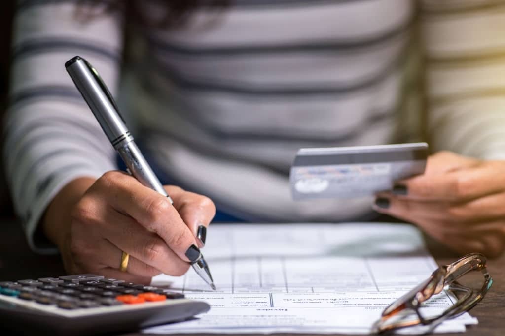 Persona pagando con su tarjeta de débito gratuita
