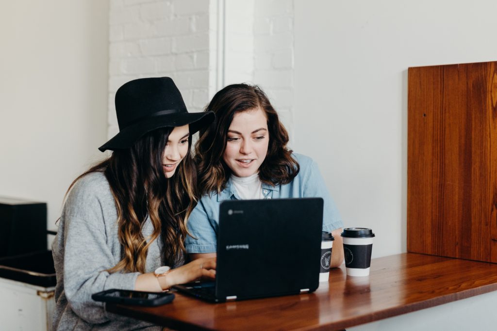 Dos personas reseñando sus opiniones de BBVA Online