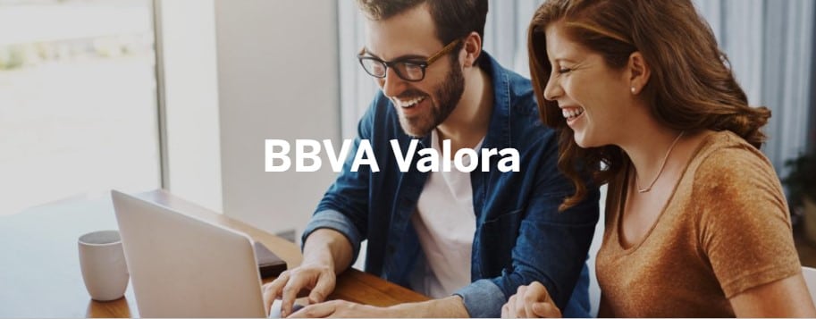 Dos personas usando el servicio Valora de BBVA Online