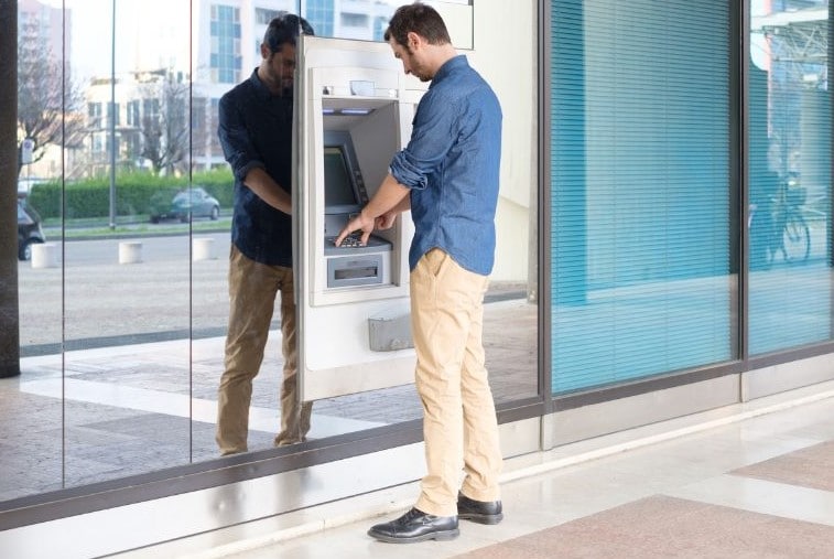 Persona intentando ingresar dinero en cajero BBVA