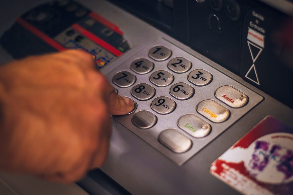 Pasos para retirar efectivo con tarjeta en cajeros BBVA